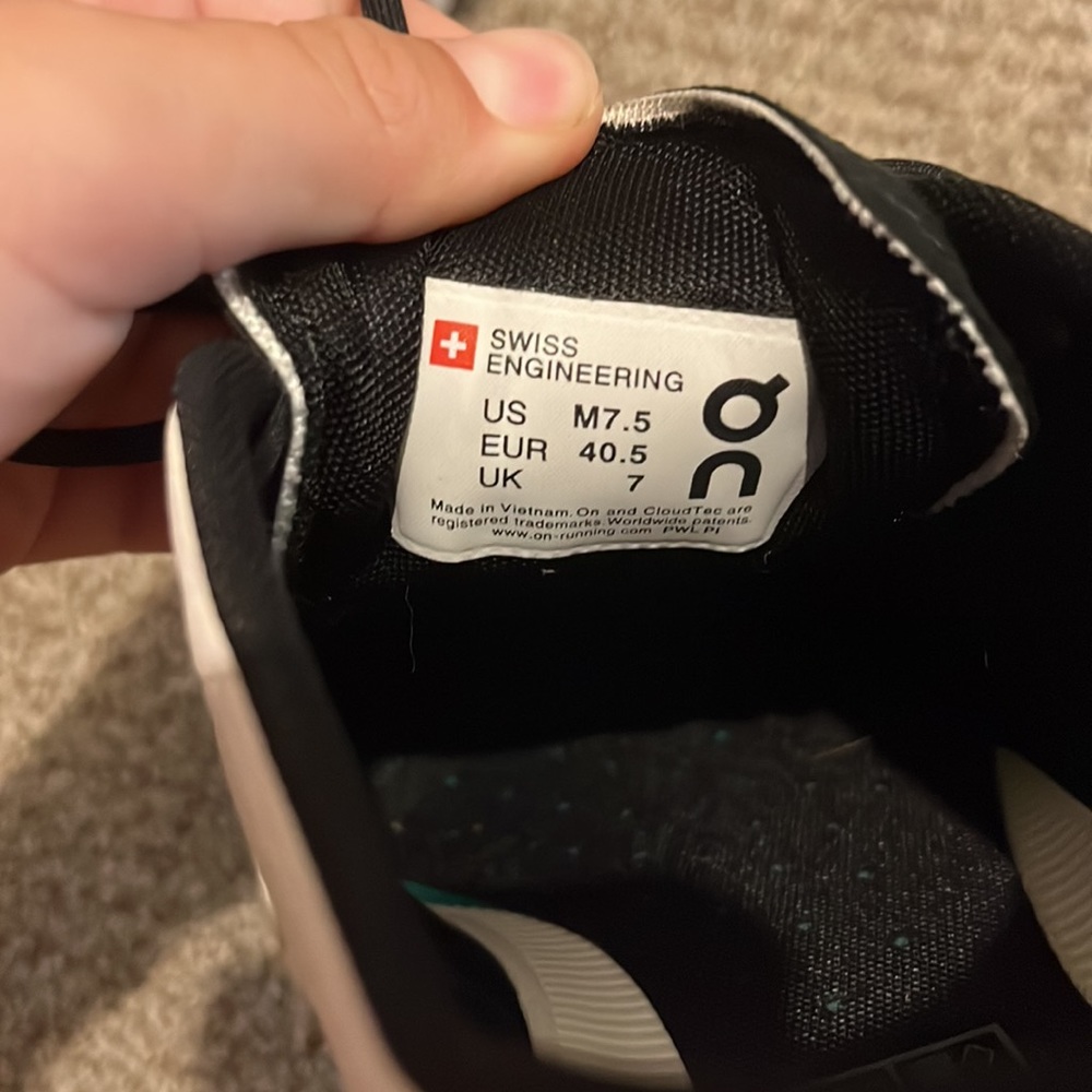 On Cloud Running Shoes Black/White - Picture 6 of 6